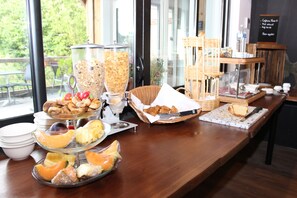 Tägliches kontinentales Frühstück (15 EUR pro Person)