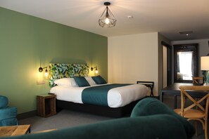 Hochwertige Bettwaren, individuell dekoriert, Schreibtisch