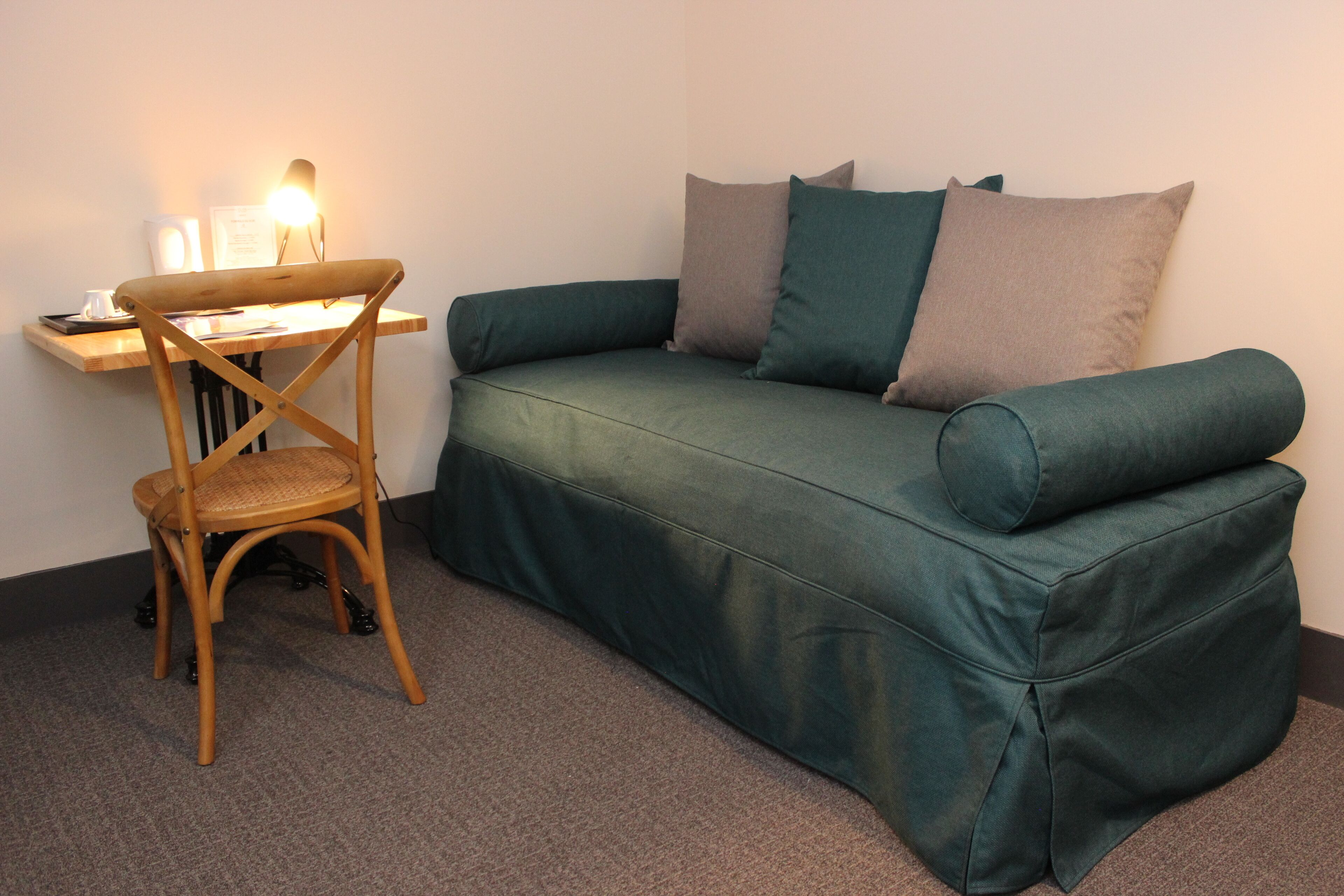 chambre patio 1 à 3 personnes sans fenetre (no windows) | premium bedding, individually decorated, desk, laptop workspace