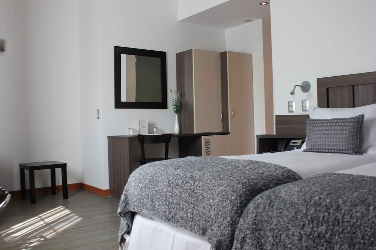 Een minibar, een kluis op de kamer, een bureau, gratis wifi