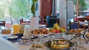 Un buffet de petit-déjeuner proposant une variété d’aliments et de boissons.