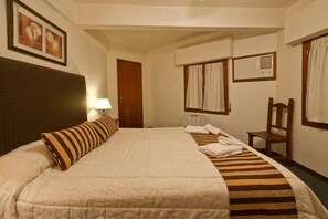 Frigobar, cofres nos quartos, berços grátis, camas extras/dobráveis