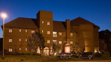 Vista frontal de la propiedad por la tarde o noche