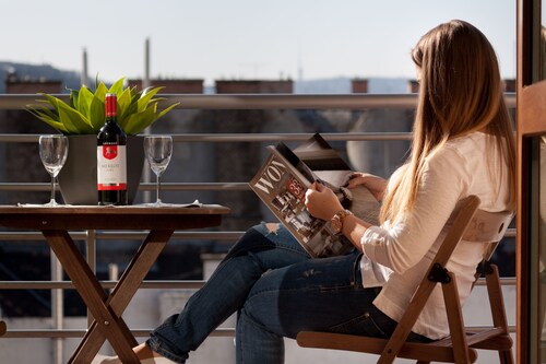 Corvin Plaza Apartments & Suites