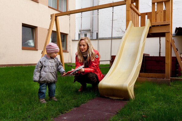 Children’s play area – outdoor