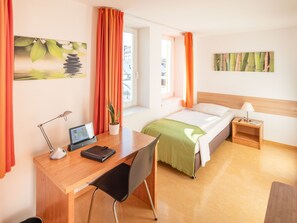 Enkeltrom – comfort | Skrivebord, skrivebord for bærbar PC, blendingsgardiner og lydisolert