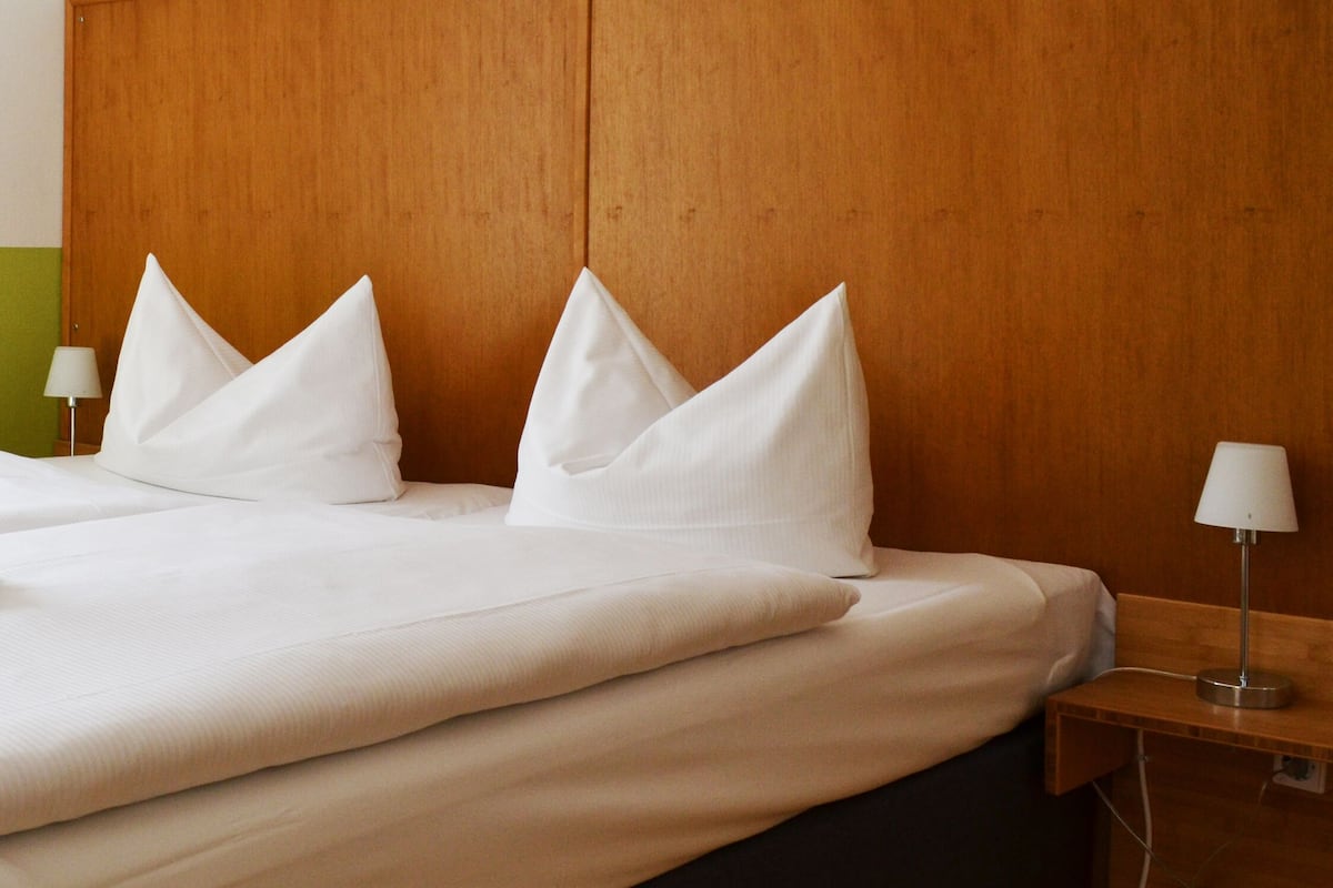 Suite junior | Escritorio, espacio para trabajar con laptop y cortinas blackout