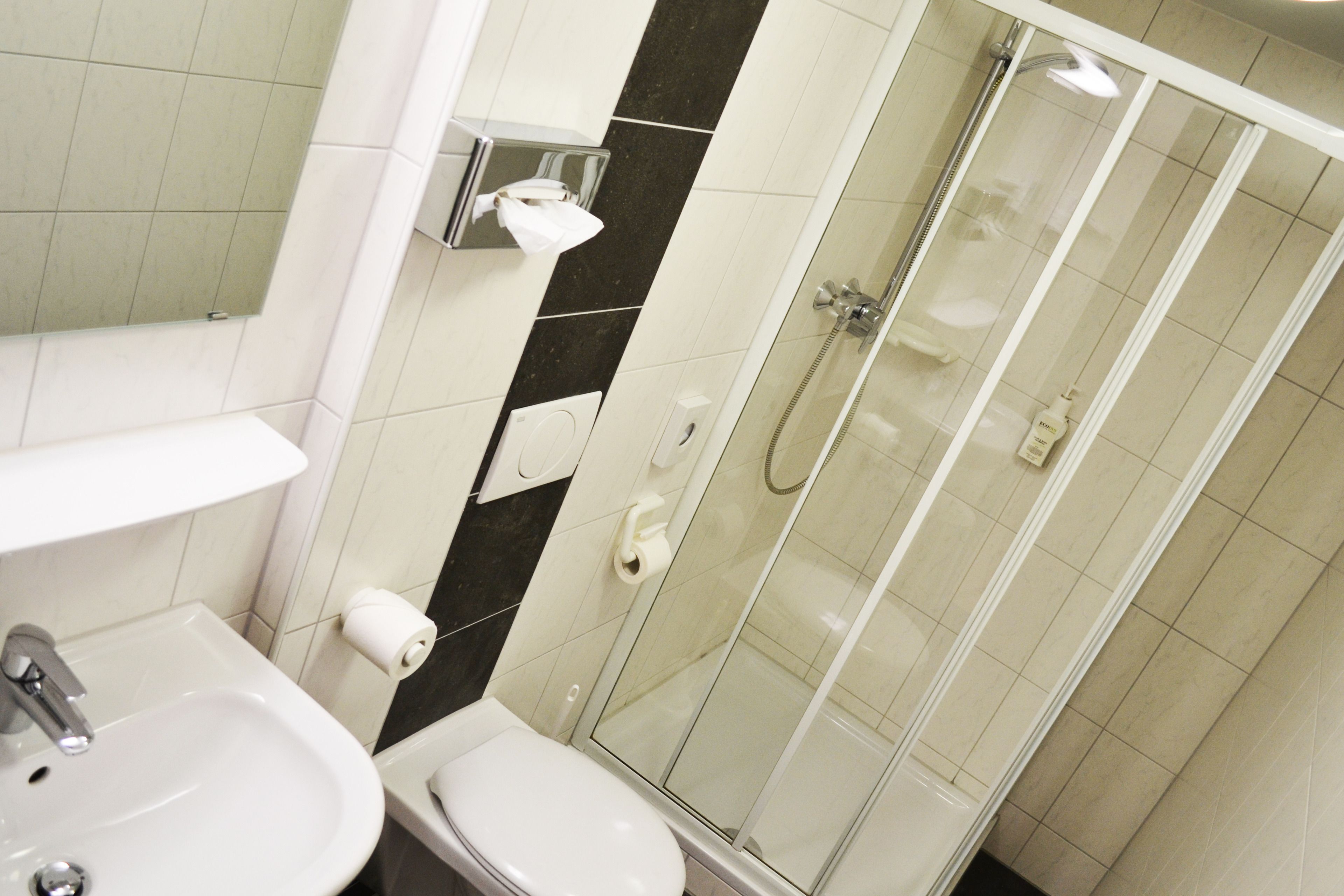 Comfort Single Room | Desk, laptop workspace, blackout curtains, soundproofing