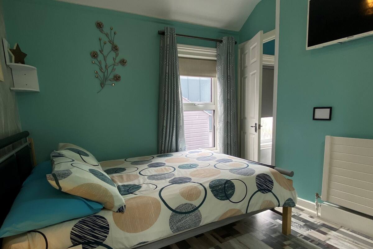 Double Room (4) Ensuite | Iron/ironing board, free WiFi, bed sheets