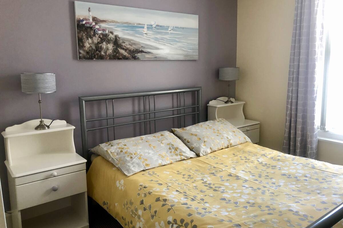 Iron/ironing board, free WiFi, bed sheets