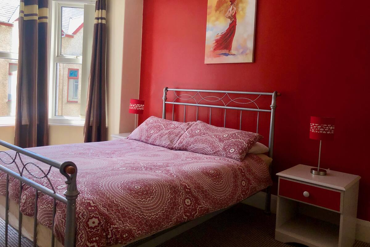 Family Double Room, 1 Double Bed | Iron/ironing board, free WiFi, bed sheets