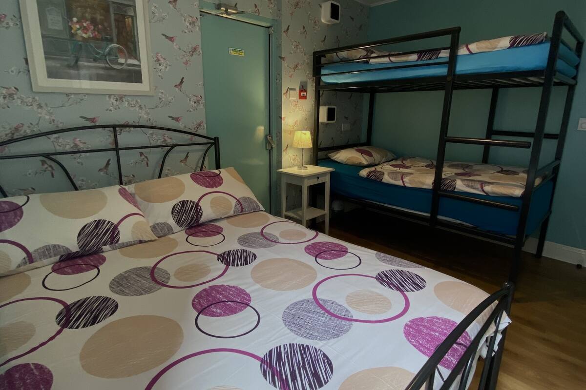 Family Room (7) Ensuite, 2 Adults & 2 Children | Iron/ironing board, free WiFi, bed sheets