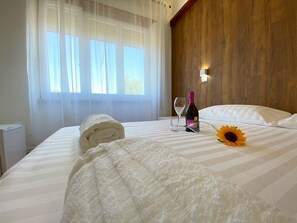 Comfort Double Room | Frette Italian sheets, hypo-allergenic bedding, down comforters - Borghetto Hotel (Santa Marinella)
