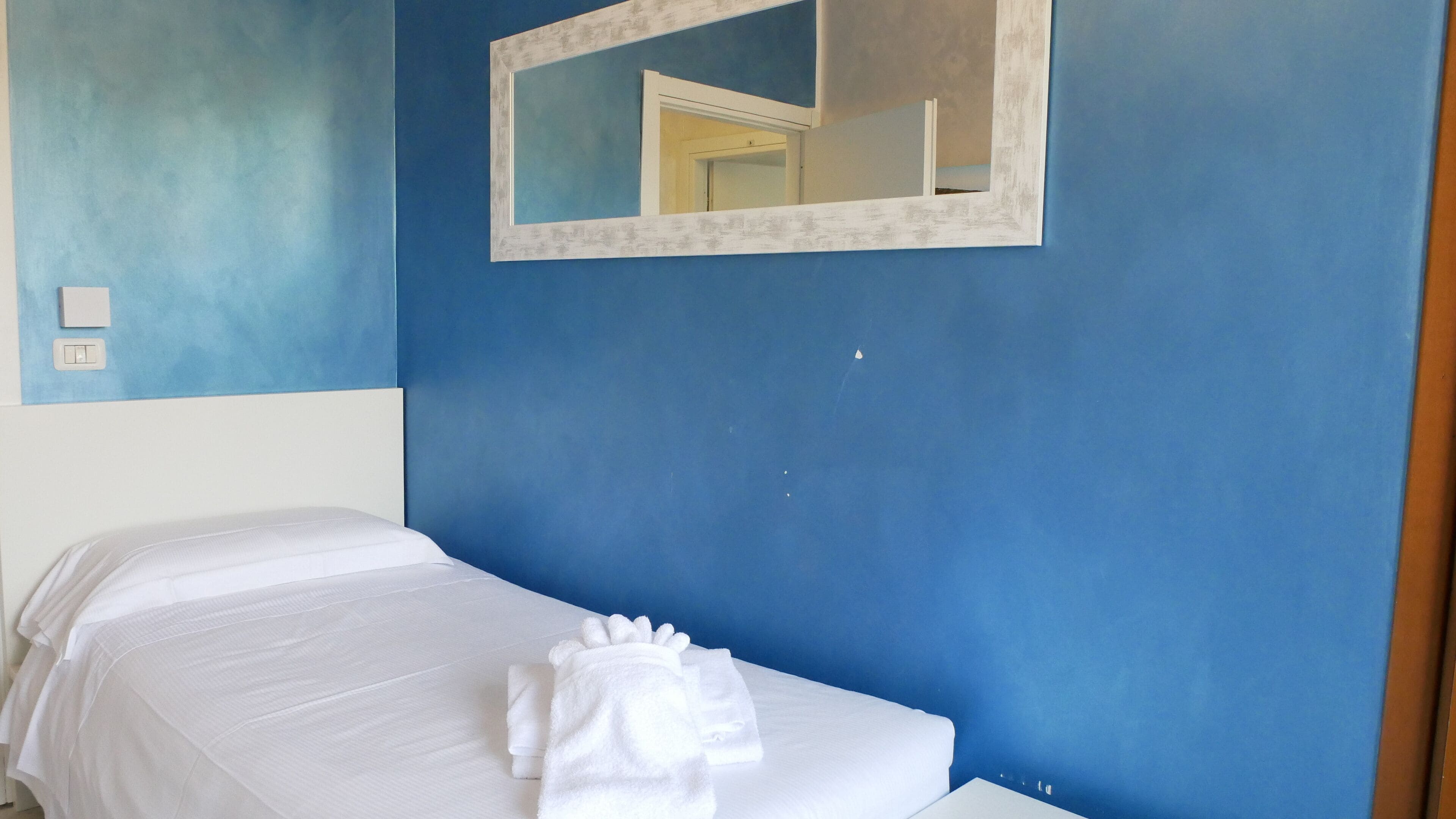 Comfort Single Room | Frette Italian sheets, hypo-allergenic bedding, down comforters