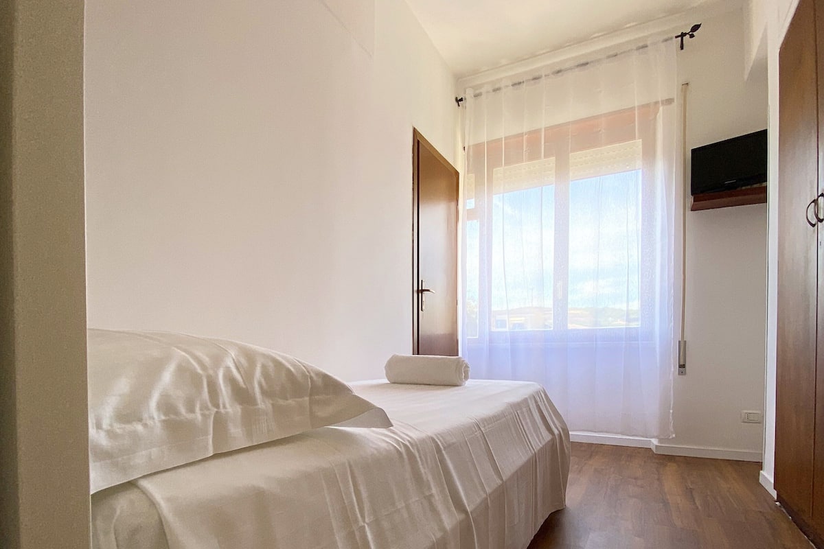 Comfort eenpersoonskamer | Italiaanse Frette-lakens, hypoallergeen beddengoed, donzen dekbedden
