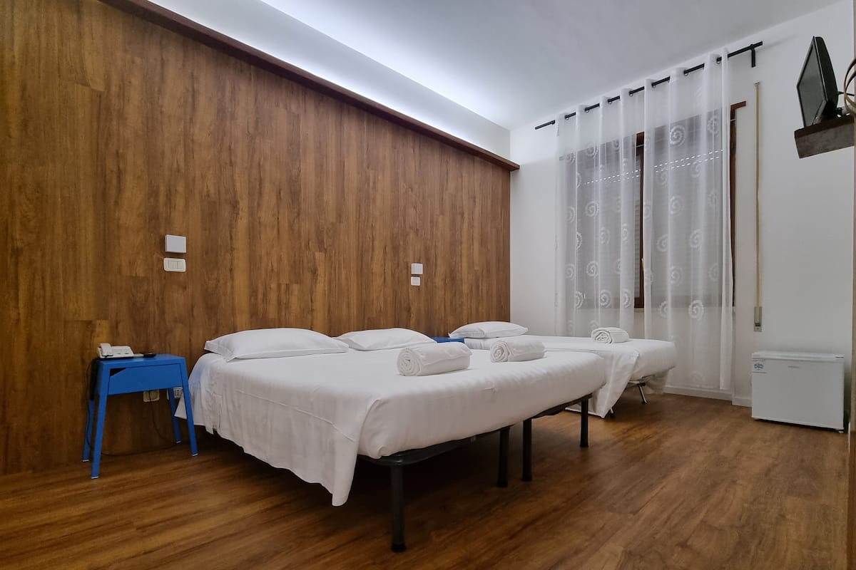 Comfort driepersoonskamer | Italiaanse Frette-lakens, hypoallergeen beddengoed, donzen dekbedden