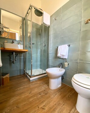 Exclusive Studio Suite | Bathroom | Shower, rainfall showerhead, free toiletries, hair dryer - Borghetto Hotel (Santa Marinella)