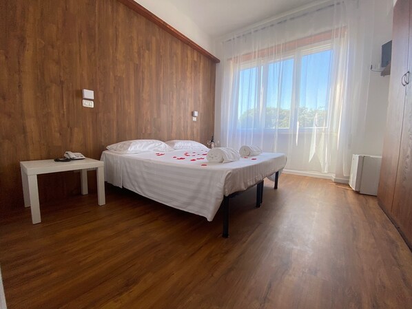 Frette Italian sheets, hypo-allergenic bedding, down comforters - Borghetto Hotel (Santa Marinella)