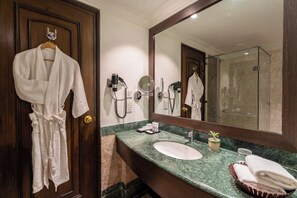 Executive-suite | Badeværelse | Kombination af bruser/badekar, gratis toiletartikler, hårtørrer