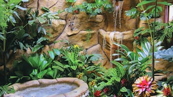 Baignoire et douche séparées, baignoire à jets, douche à « effet pluie »