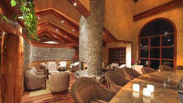 4 restaurants, breakfast served