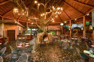 4 restaurantes; se sirven desayunos 