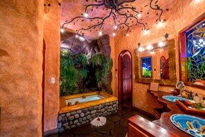 Baignoire et douche séparées, baignoire à jets, douche à « effet pluie »