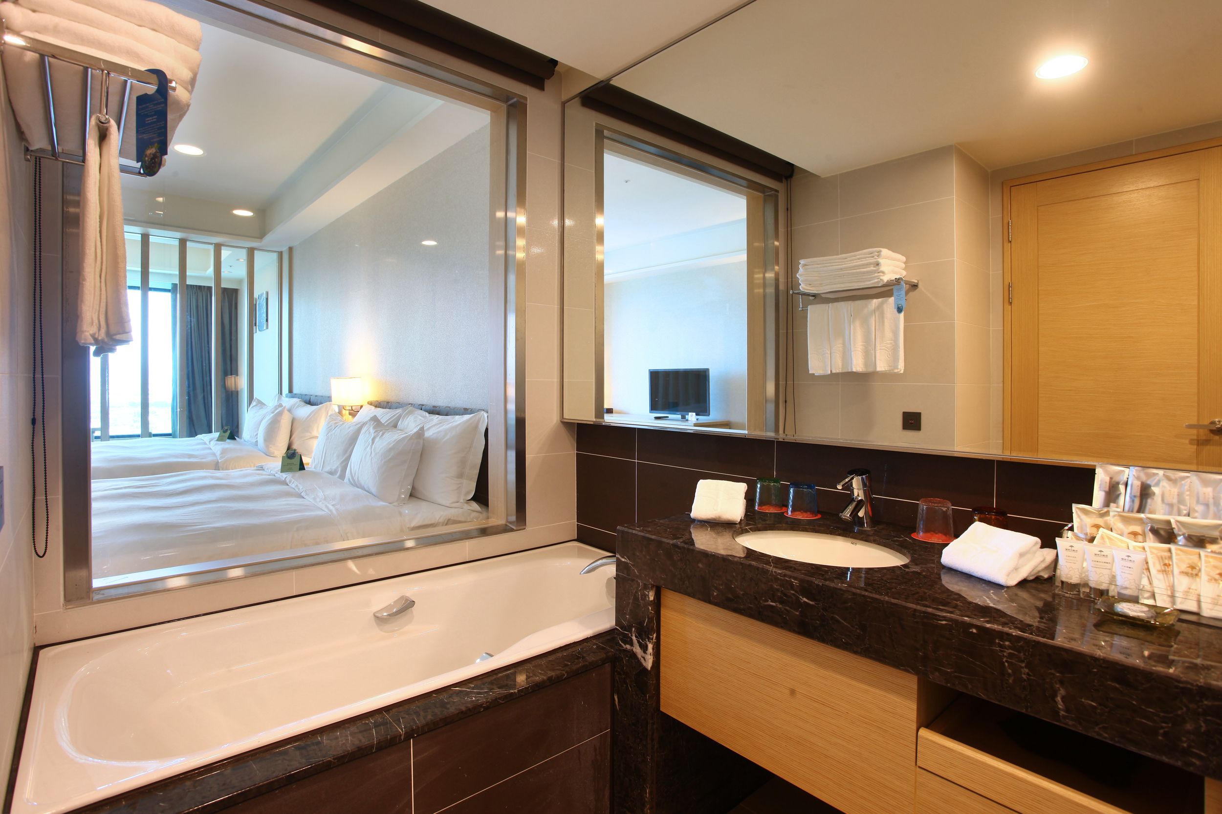 1 bedroom, down duvets, in-room safe, free wifi