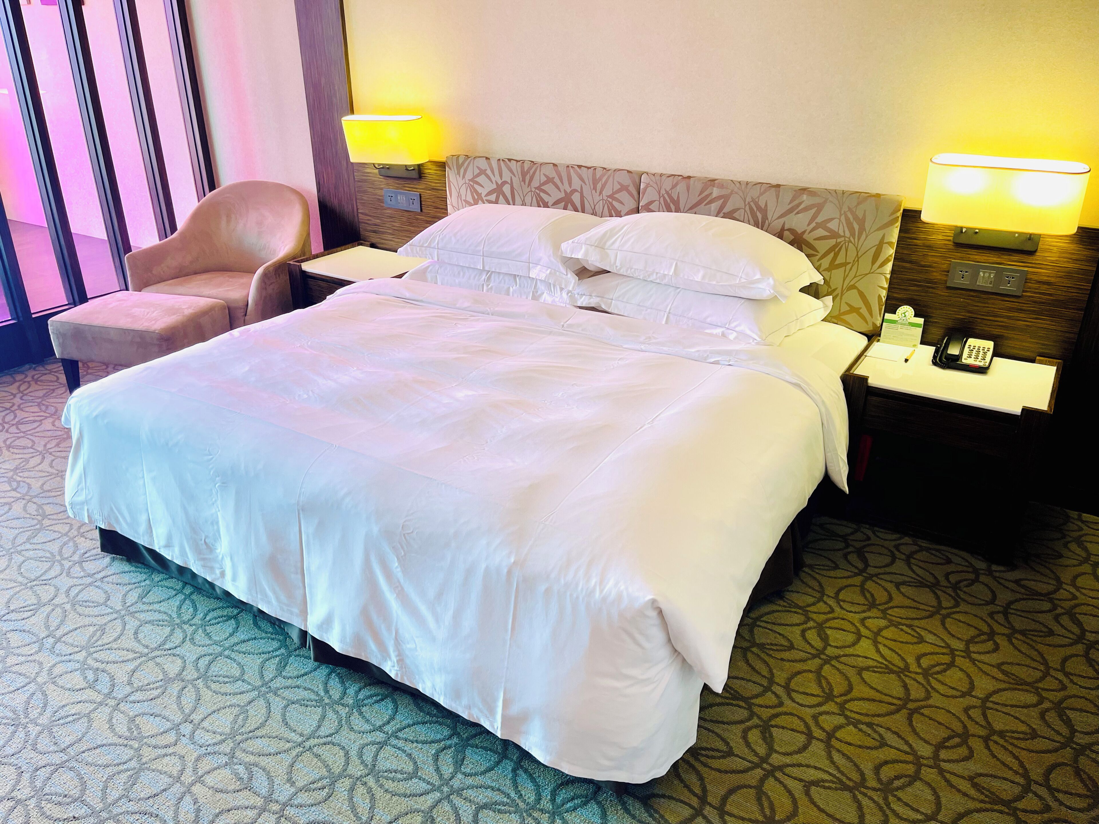 Quarto clássico, 1 cama King | Edredons de pluma, cofres nos quartos, Wi-Fi de cortesia, roupa de cama