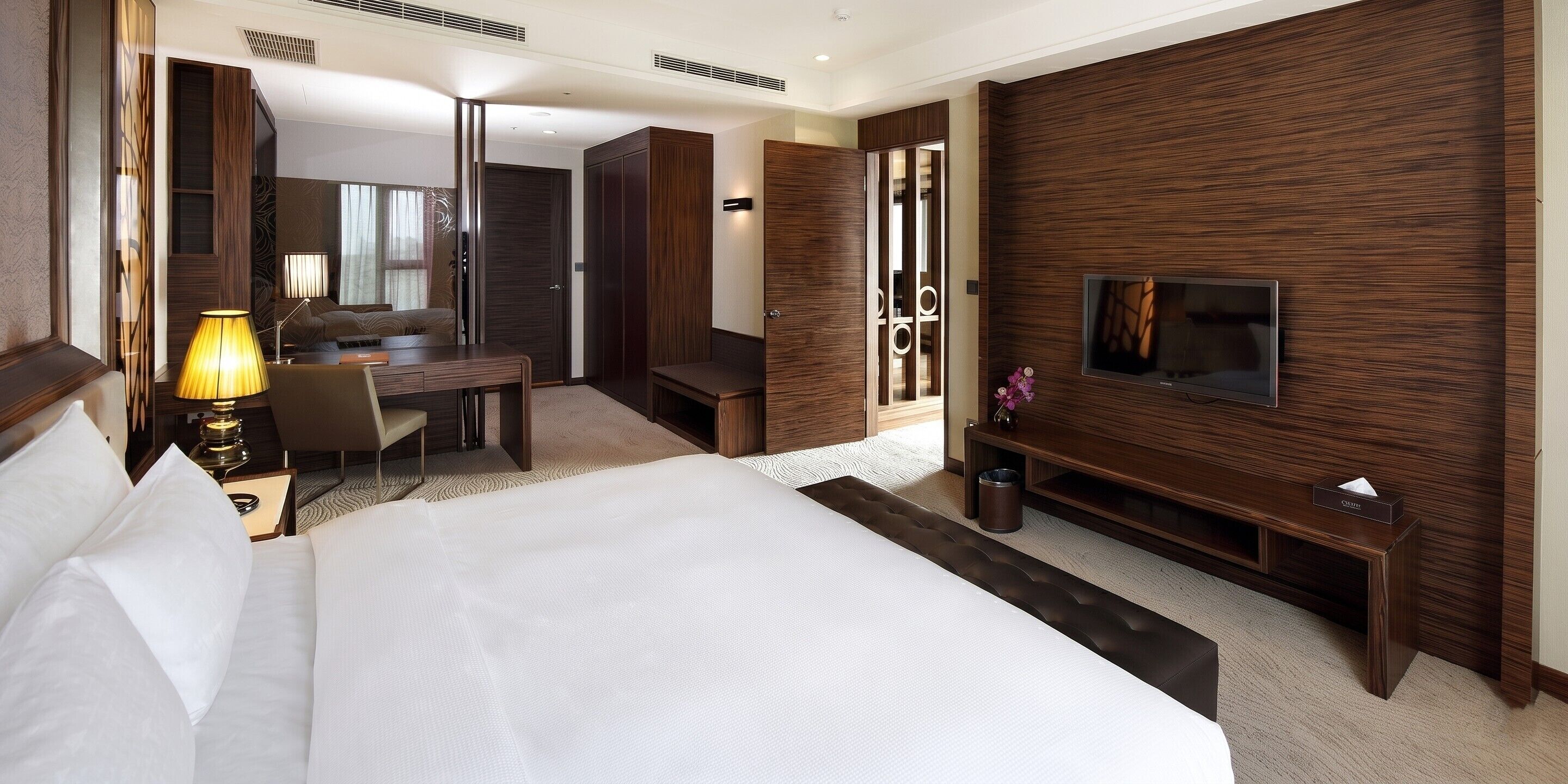 Suíte luxo | Edredons de pluma, cofres nos quartos, Wi-Fi de cortesia, roupa de cama