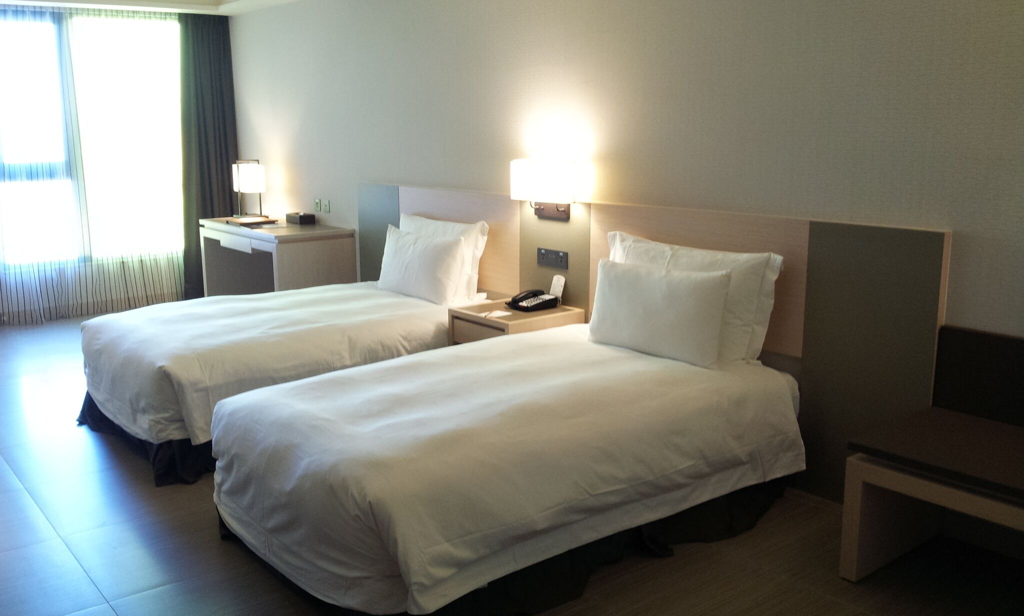 Quarto duplo elite, chuveiro com barras de apoio | Edredons de pluma, cofres nos quartos, Wi-Fi de cortesia, roupa de cama