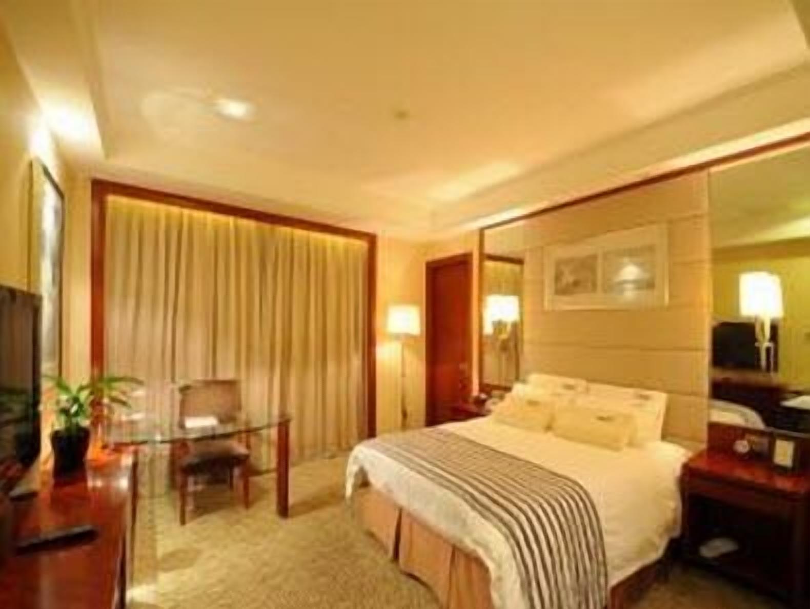 Executive, One Queen Bed