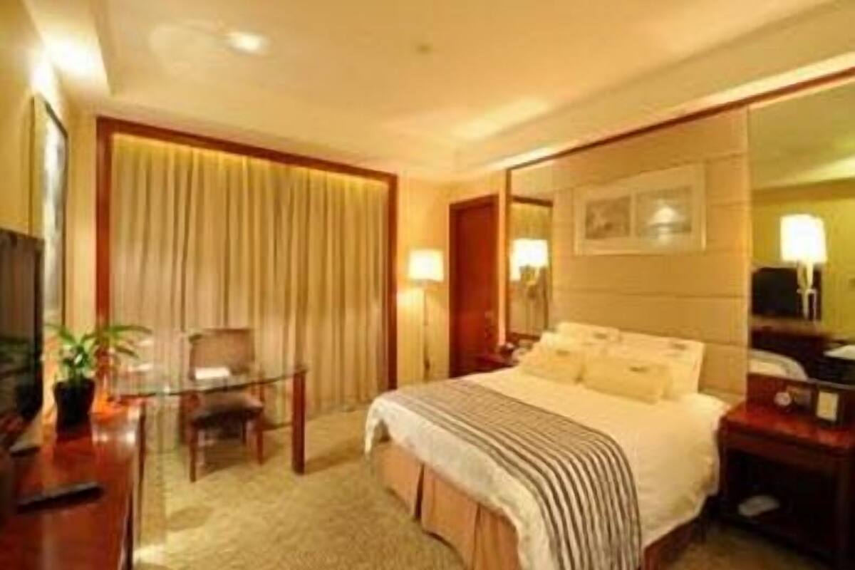 Executive, One Queen Bed