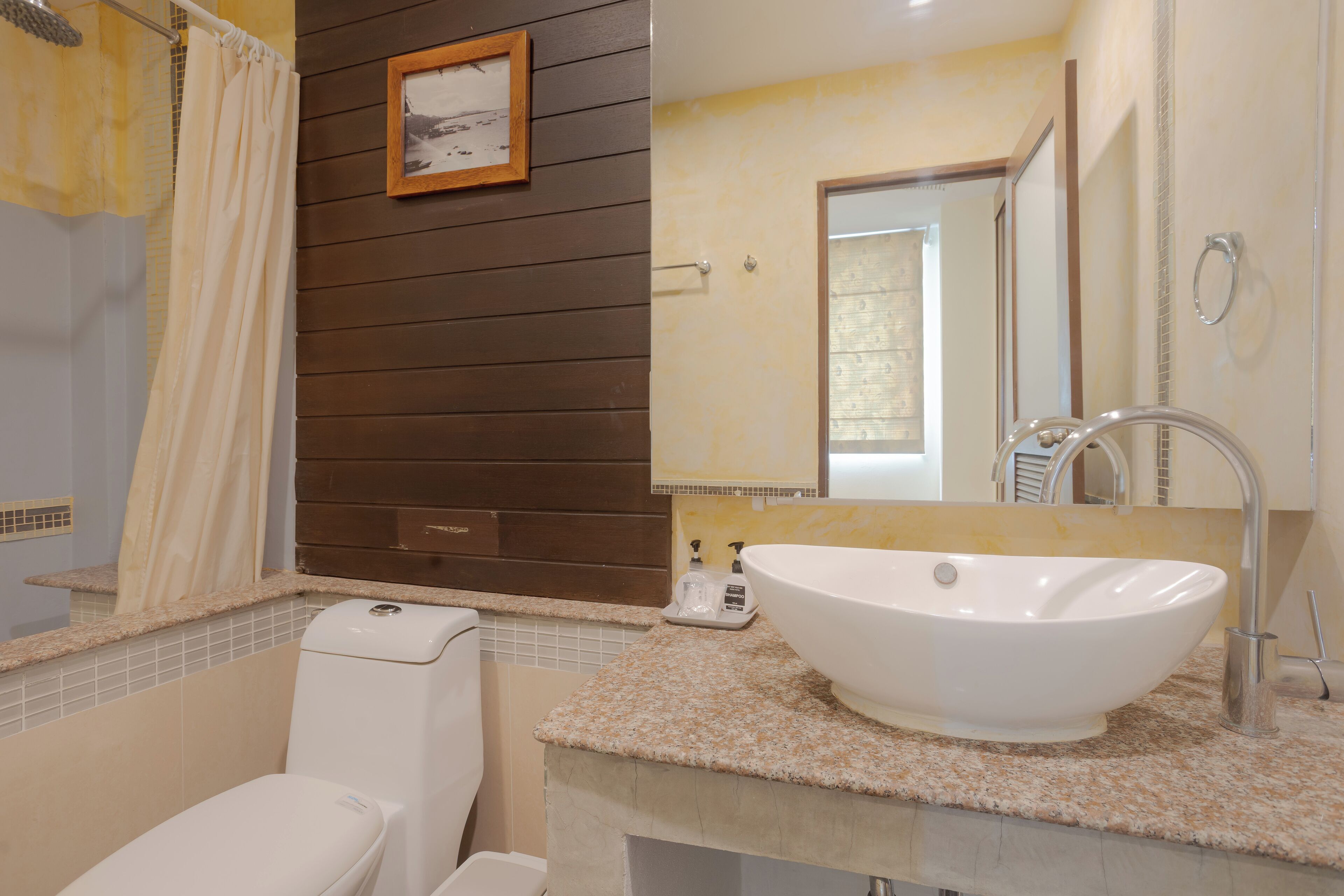 Ein Badezimmer mit Toilette, Waschbecken und Dusche.