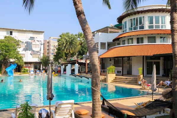 Piscine extérieure, cabanons gratuits, parasols de plage