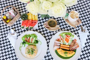 อาหารเช้าแบบบุฟเฟ่ต์ทุกวัน (THB 250 ต่อคน)