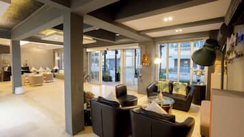 Coin salon dans le hall