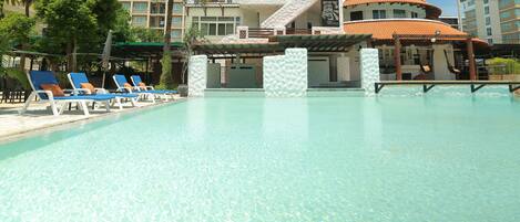 Outdoor pool, free pool cabanas, pool umbrellas