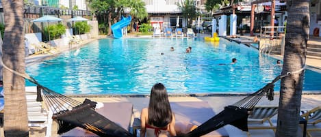 Een buitenzwembad, gratis zwembadcabana's, parasols voor strand/zwembad