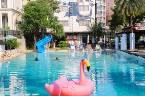 สระว่ายน้ำกลางแจ้ง, คาบาน่าฟรี, ร่มริมสระว่ายน้ำ