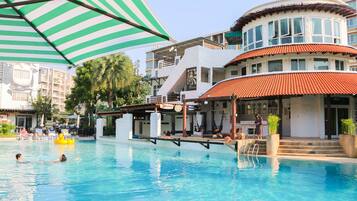 Outdoor pool, free pool cabanas, pool umbrellas