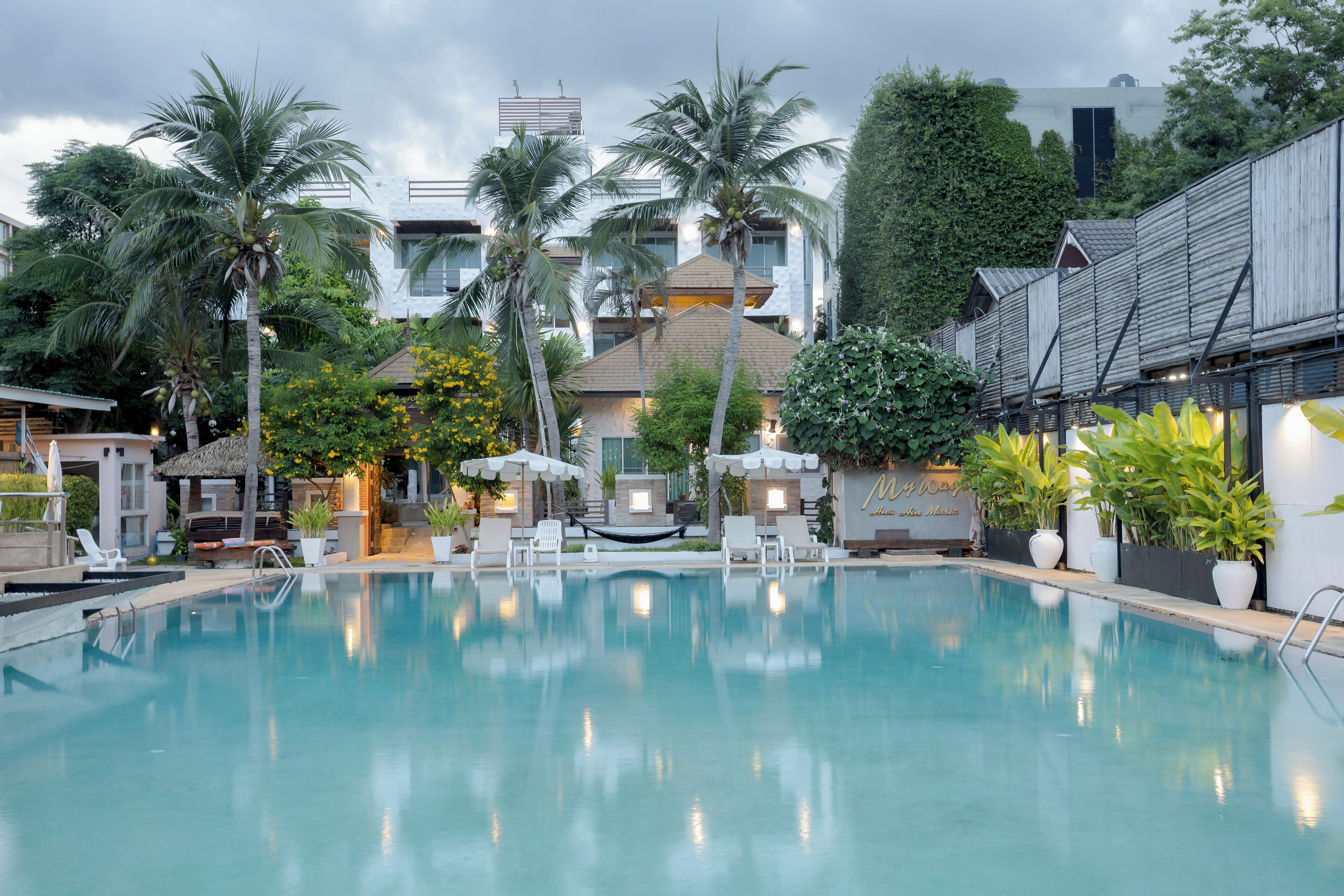 Una piscina al aire libre, cabañas de piscina gratuitas, sombrillas
