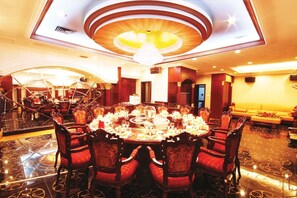 3 restaurants, breakfast, lunch, dinner served; Chinese cuisine - King & Queen Garden Hotel (Shunyi)