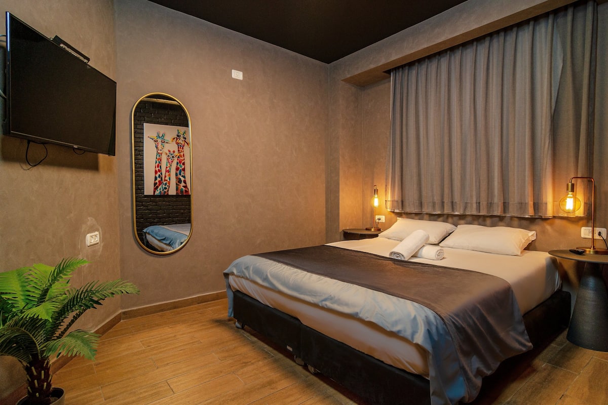 Suite Deluks, pemandangan kebun, area taman | Seprai premium, minibar, brankas, dan kedap suara