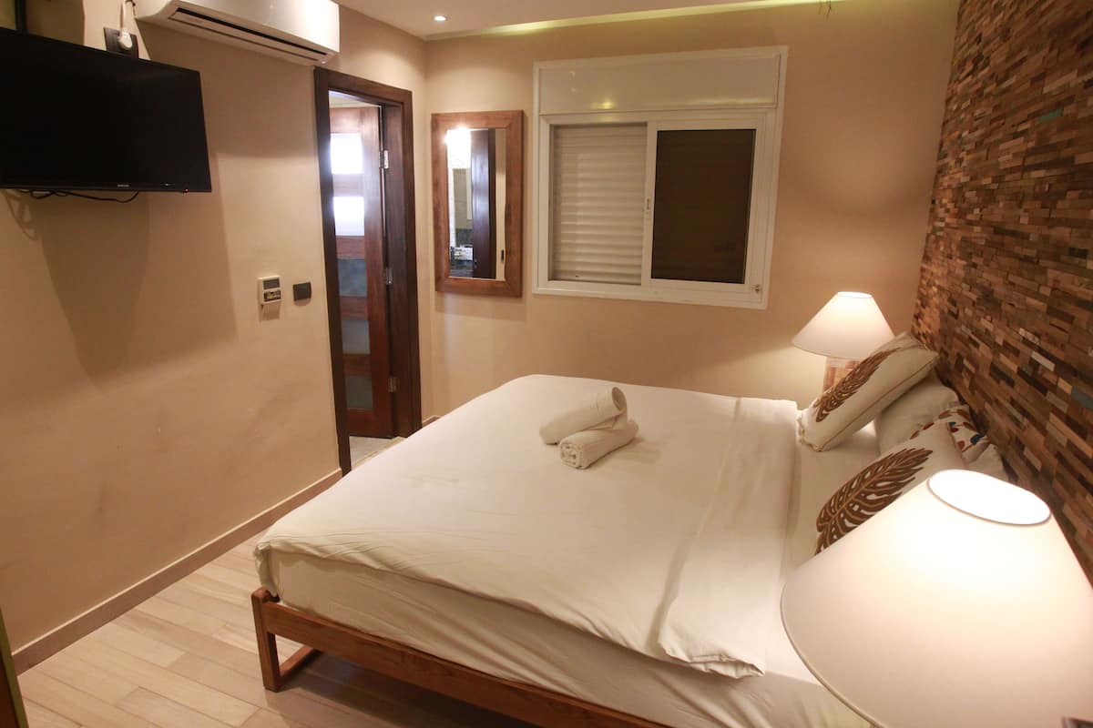 Seprai premium, minibar, brankas, dan kedap suara