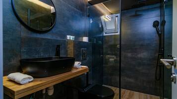 Deluxe suite, uitzicht op tuin, aan tuin | Badkamer | Een douche, een regendouche, gratis toiletartikelen, een haardroger