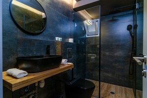 Suite Deluxe, vista al jardín, en el área del jardín | Baño | Regadera, regadera tipo lluvia, amenidades de baño gratuitas 