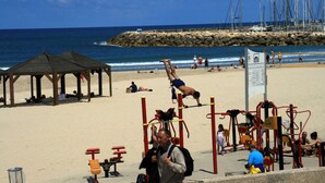 Beach nearby, white sand, beach cabanas, beach umbrellas - Beer Garden Hotel (Tel Aviv)