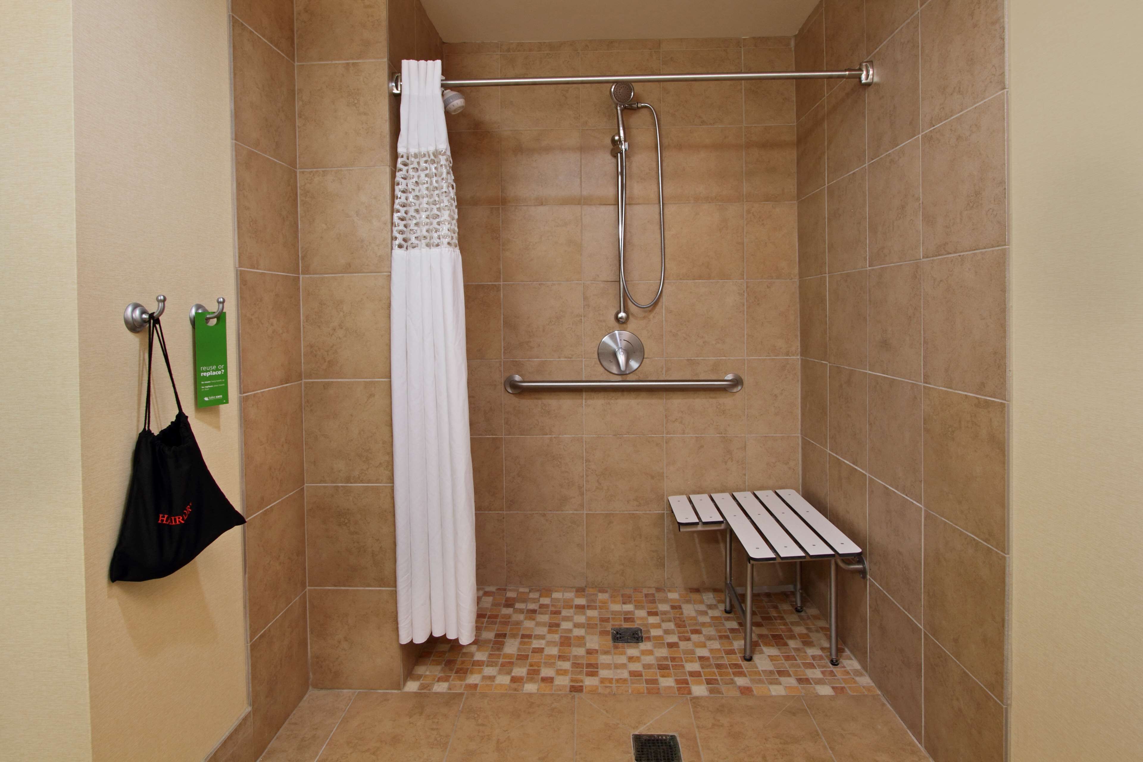studio, accessible, non smoking | bathroom | free toiletries, hair dryer, towels