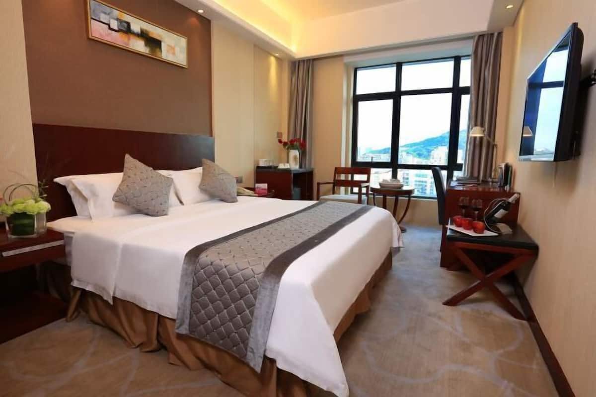 1 bedroom, hypo-allergenic bedding, minibar, in-room safe